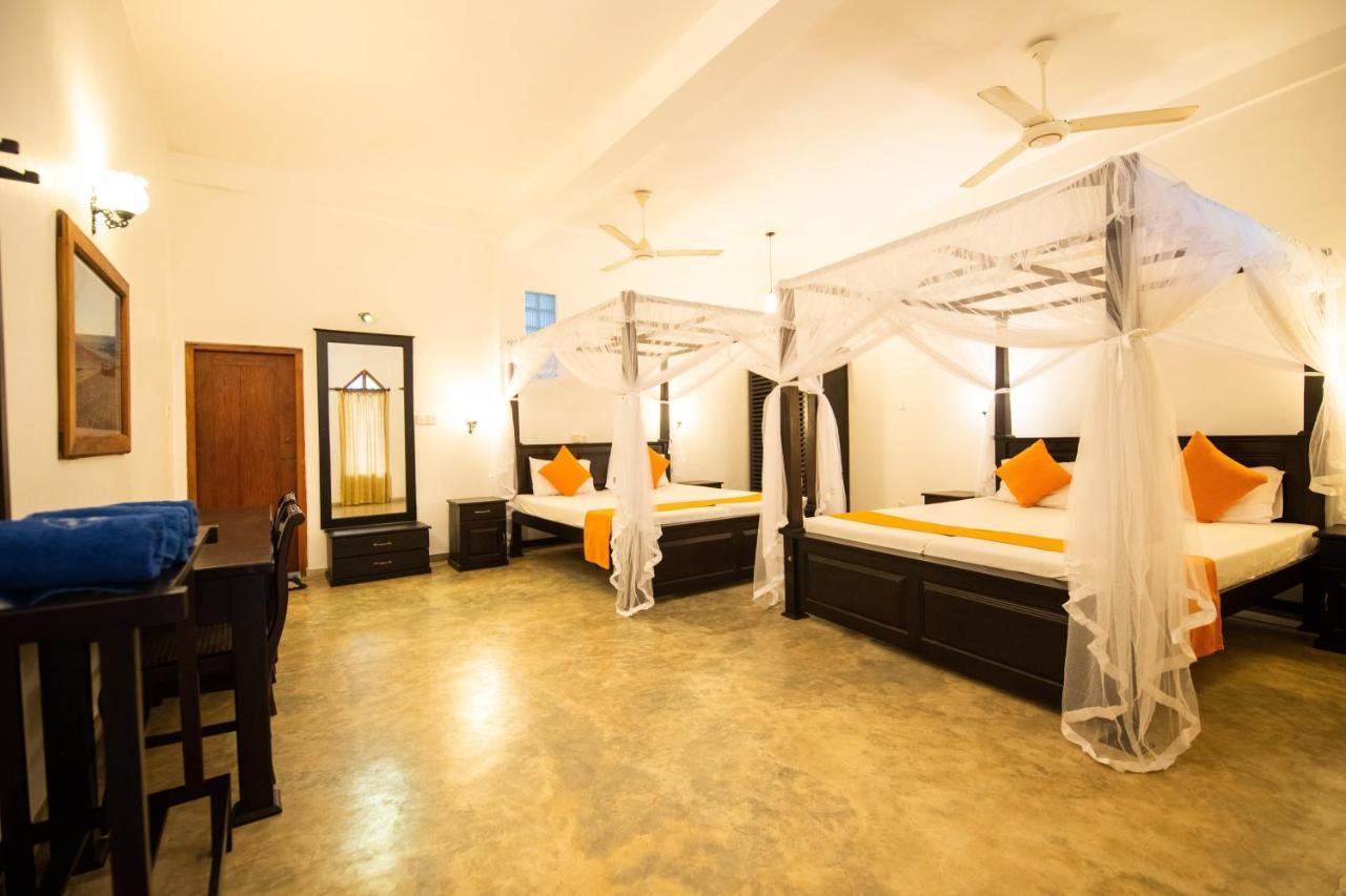 International Beach Hotel & Restaurant Хиккадува Экстерьер фото