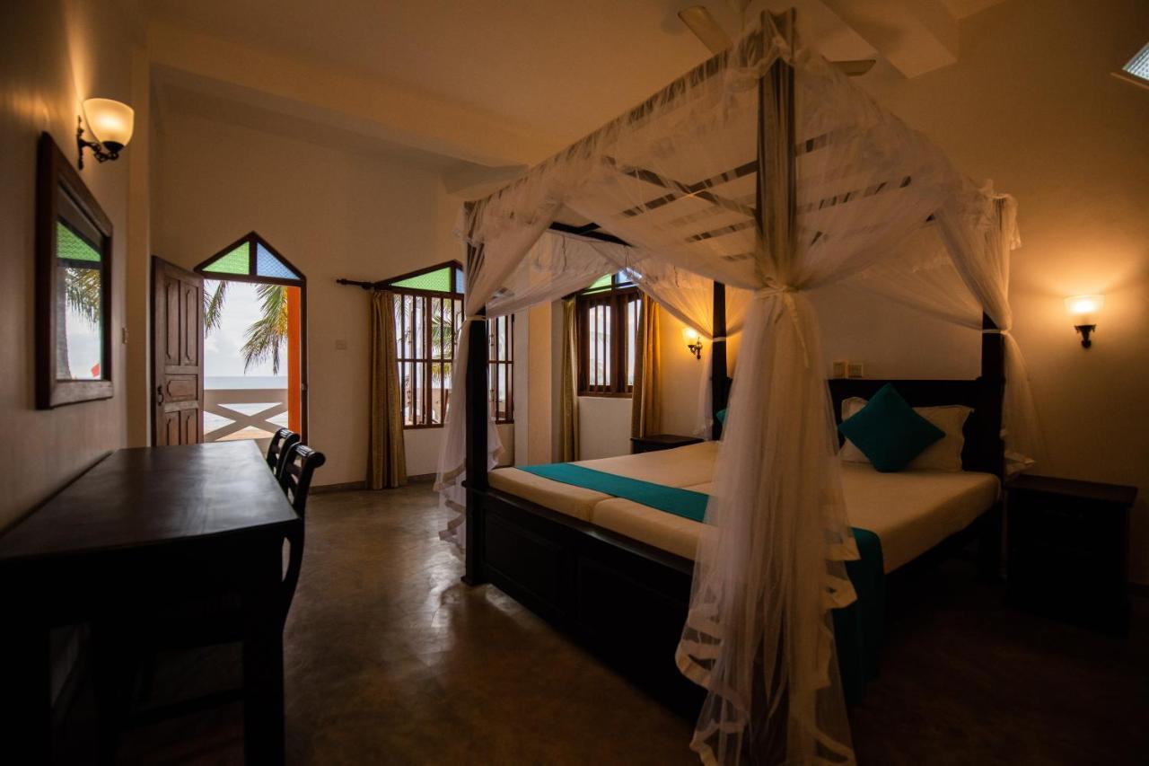 International Beach Hotel & Restaurant Хиккадува Экстерьер фото