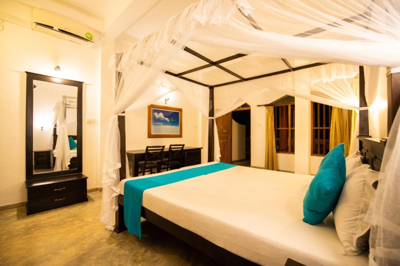 International Beach Hotel & Restaurant Хиккадува Экстерьер фото