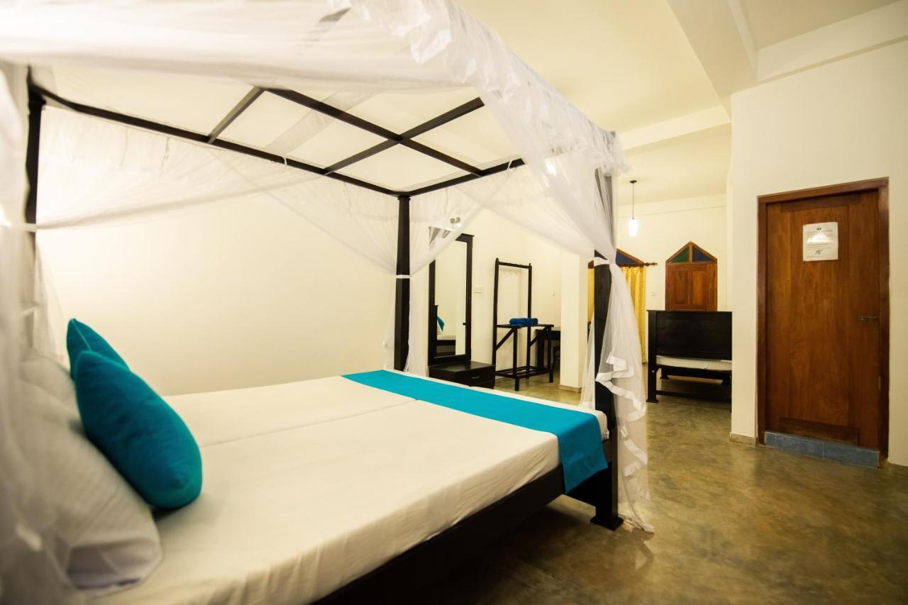 International Beach Hotel & Restaurant Хиккадува Экстерьер фото