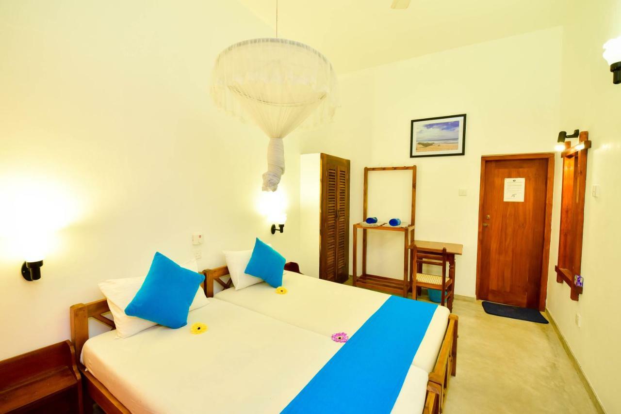 International Beach Hotel & Restaurant Хиккадува Экстерьер фото